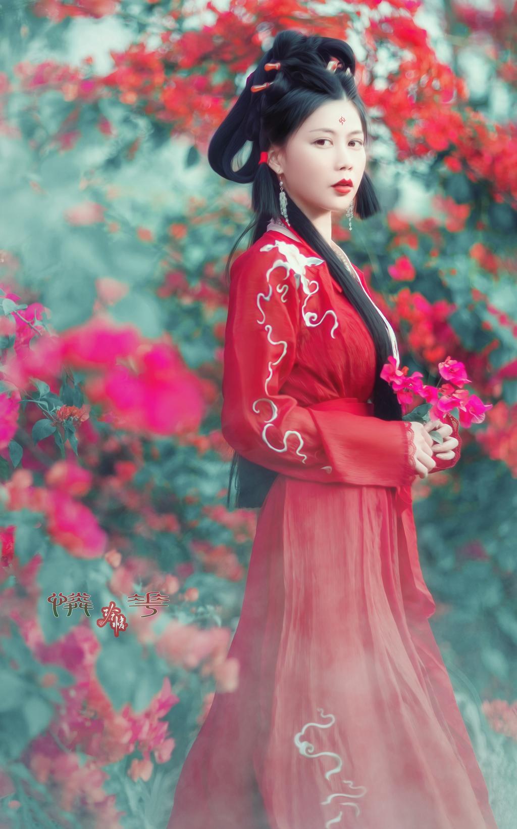 红唇雪肤古装美女漫步花海写真