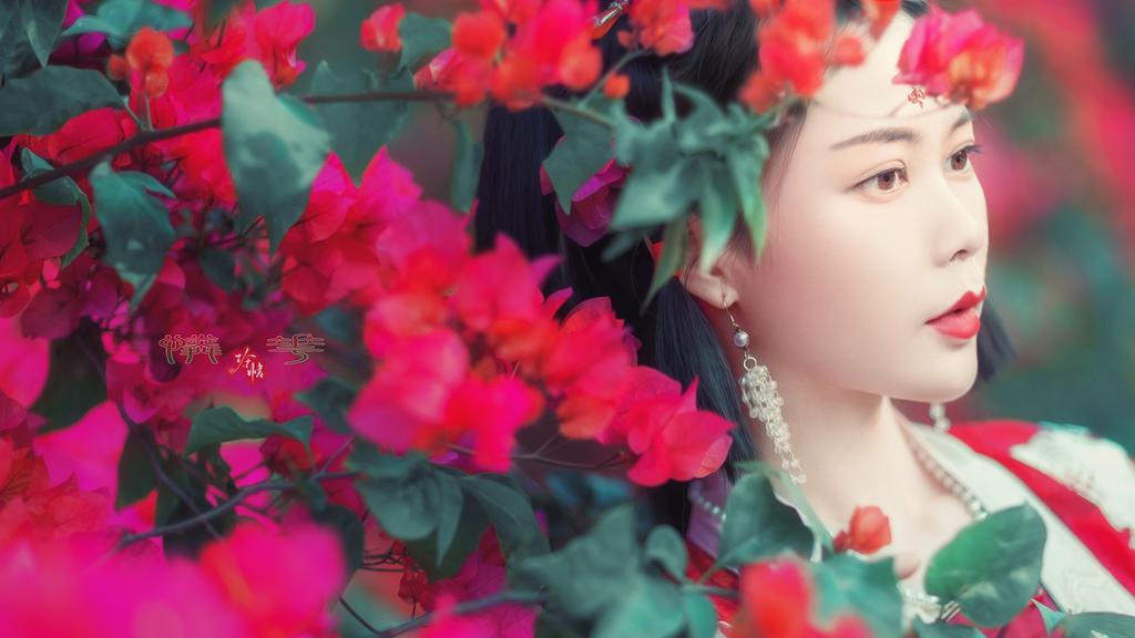 红唇雪肤古装美女漫步花海写真