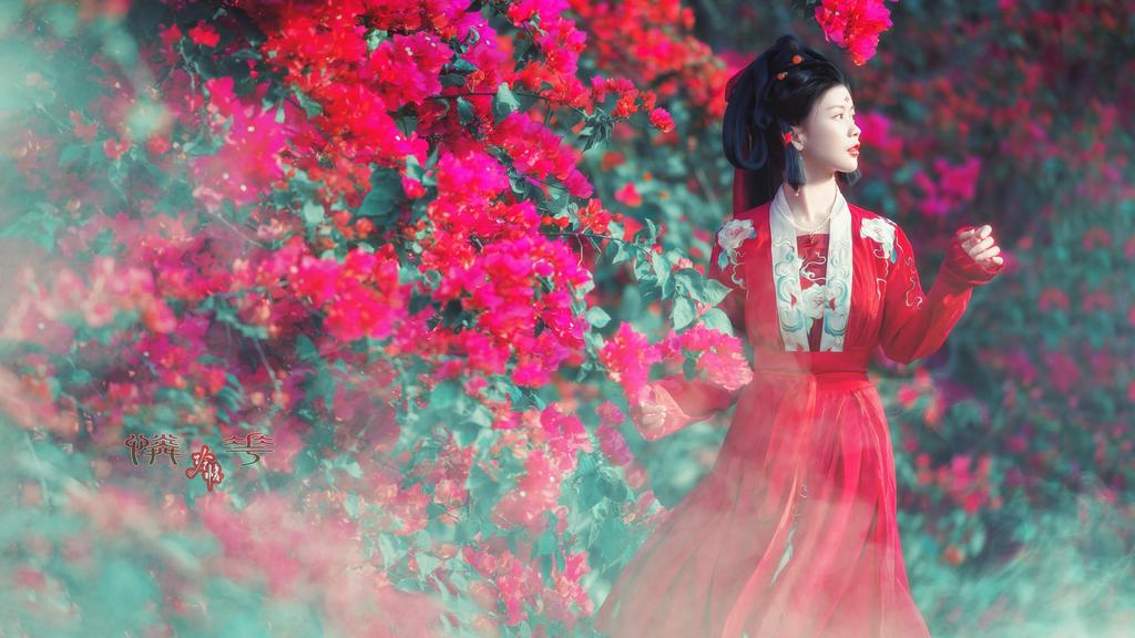 红唇雪肤古装美女漫步花海写真