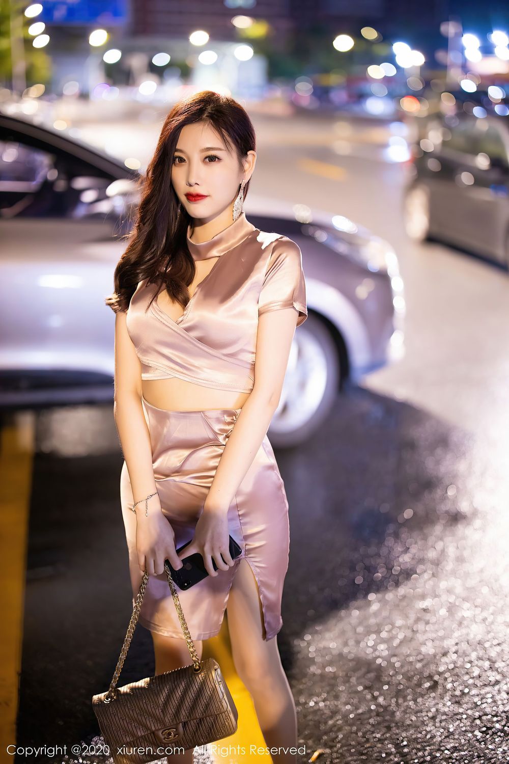 [XiuRen秀人网] 性感女神杨晨晨sugar - 香槟色吊裙+丝袜美腿私房写真 No.2587