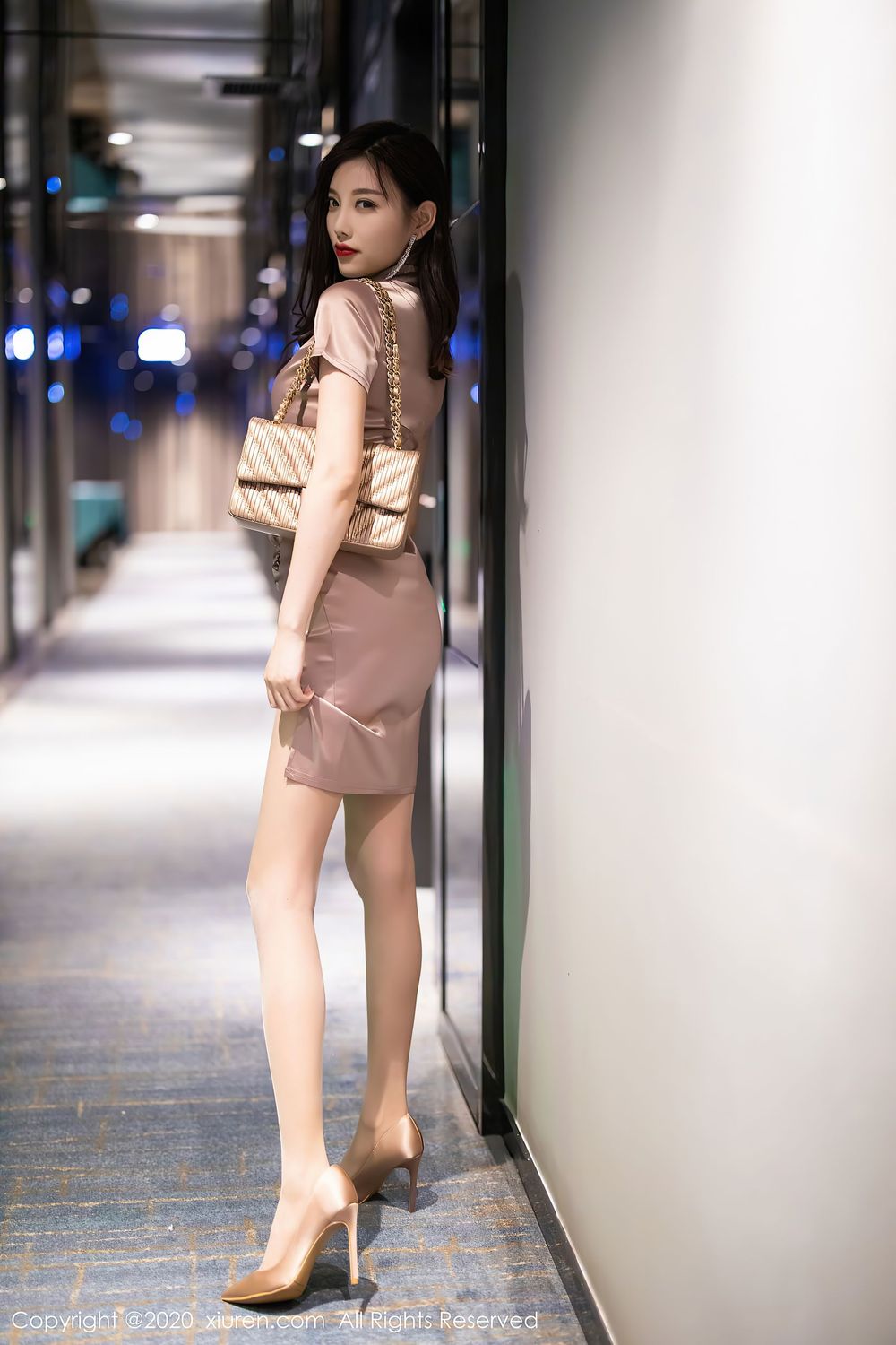 [XiuRen秀人网] 性感女神杨晨晨sugar - 香槟色吊裙+丝袜美腿私房写真 No.2587