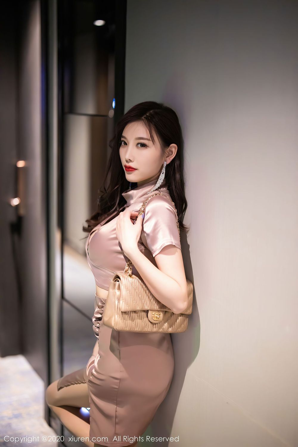 [XiuRen秀人网] 性感女神杨晨晨sugar - 香槟色吊裙+丝袜美腿私房写真 No.2587