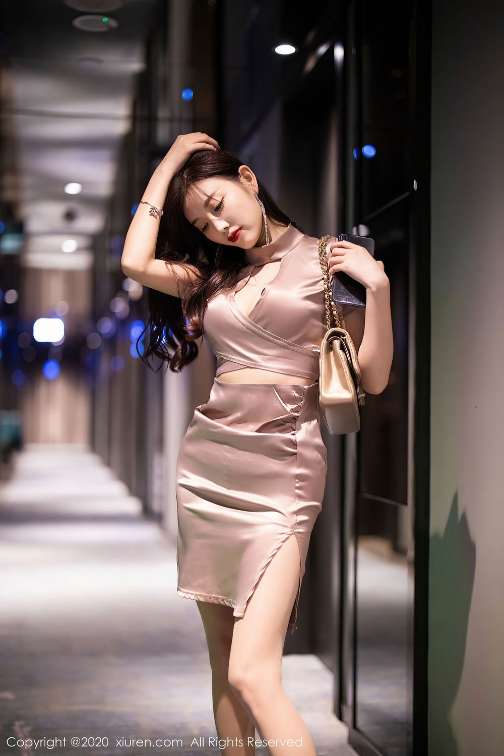 [XiuRen秀人网] 性感女神杨晨晨sugar - 香槟色吊裙+丝袜美腿私房写真 No.2587