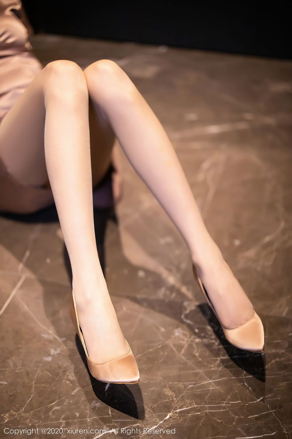 [XiuRen秀人网] 性感女神杨晨晨sugar - 香槟色吊裙+丝袜美腿私房写真 No.2587