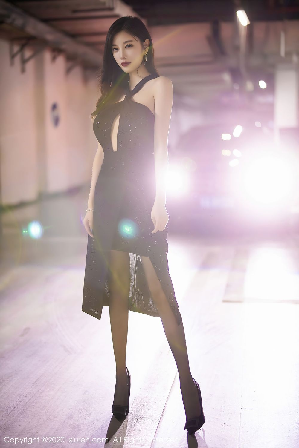 [XiuRen秀人网] 性感女神杨晨晨sugar - 华丽礼裙黑丝美腿私房写真 No.2616