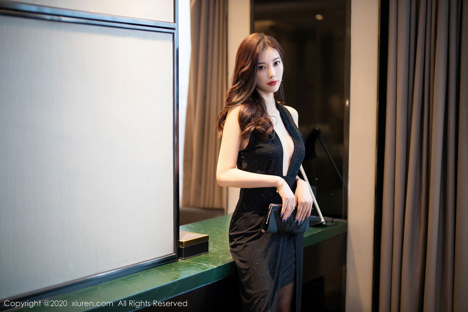 [XiuRen秀人网] 性感女神杨晨晨sugar - 华丽礼裙黑丝美腿私房写真 No.2616