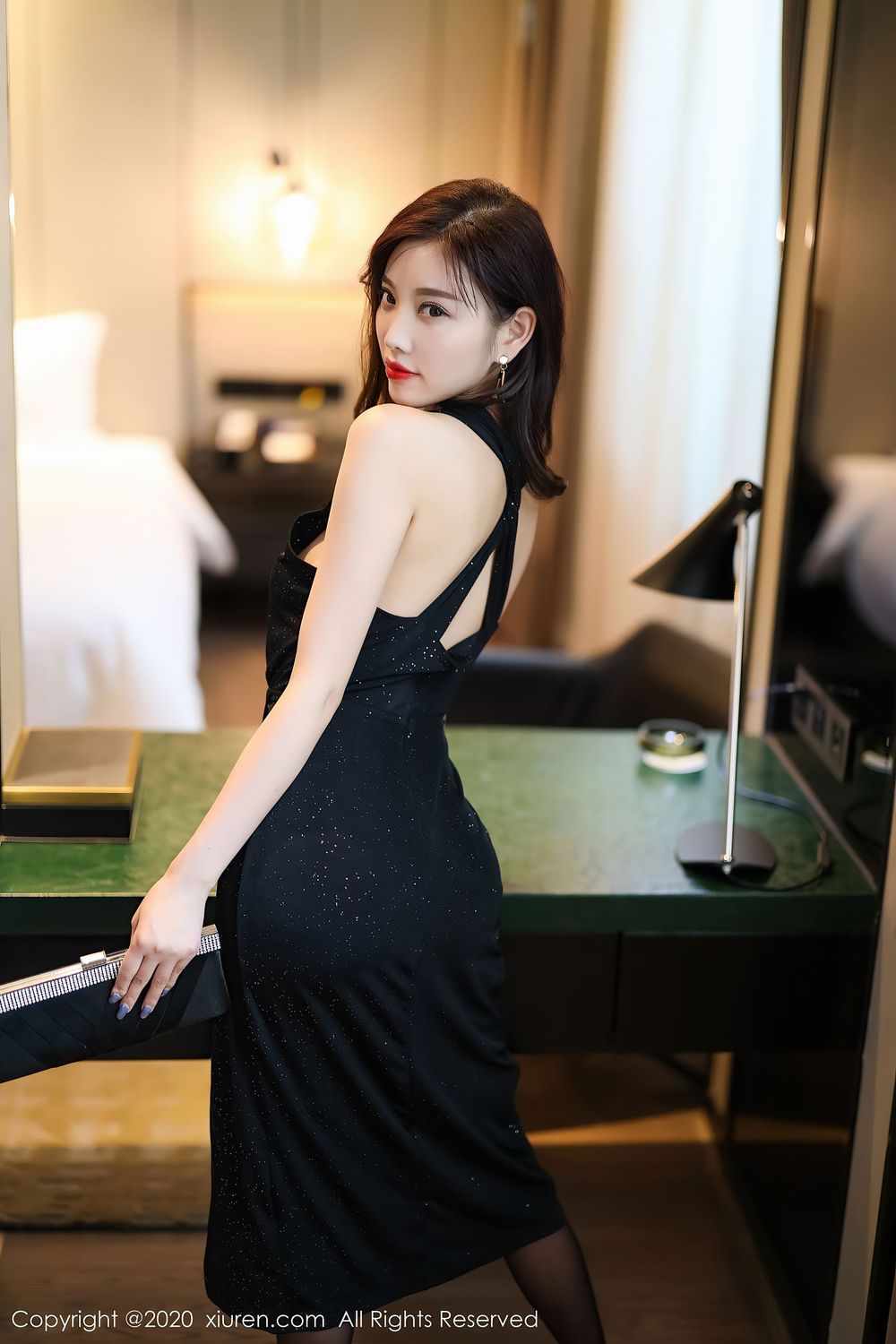 [XiuRen秀人网] 性感女神杨晨晨sugar - 华丽礼裙黑丝美腿私房写真 No.2616