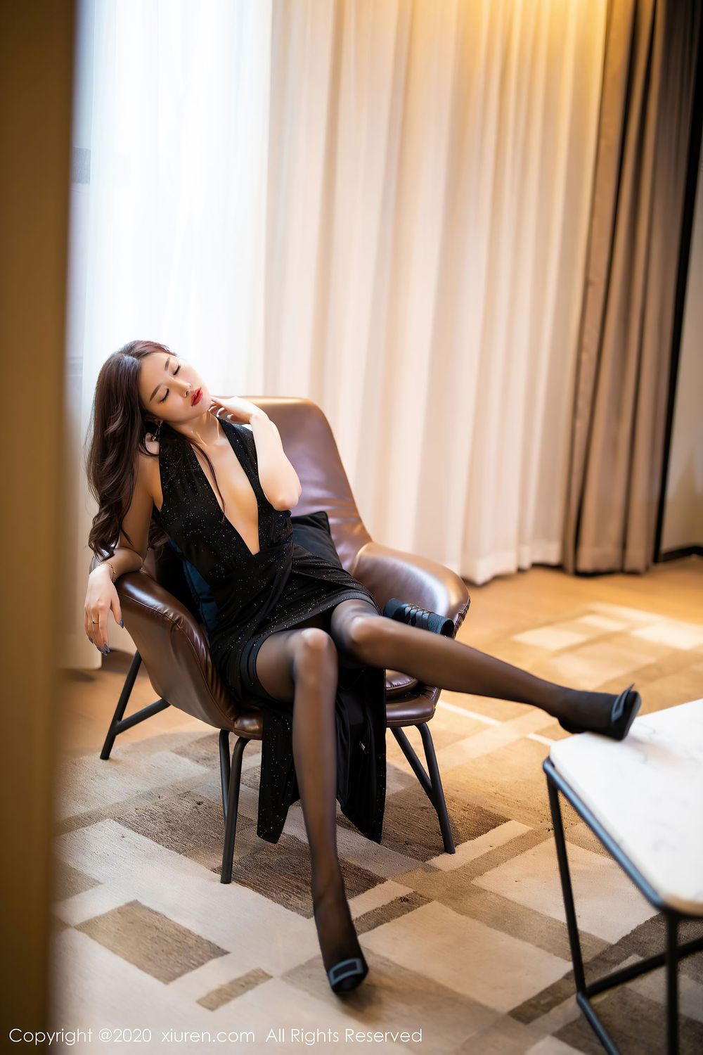 [XiuRen秀人网] 性感女神杨晨晨sugar - 华丽礼裙黑丝美腿私房写真 No.2616