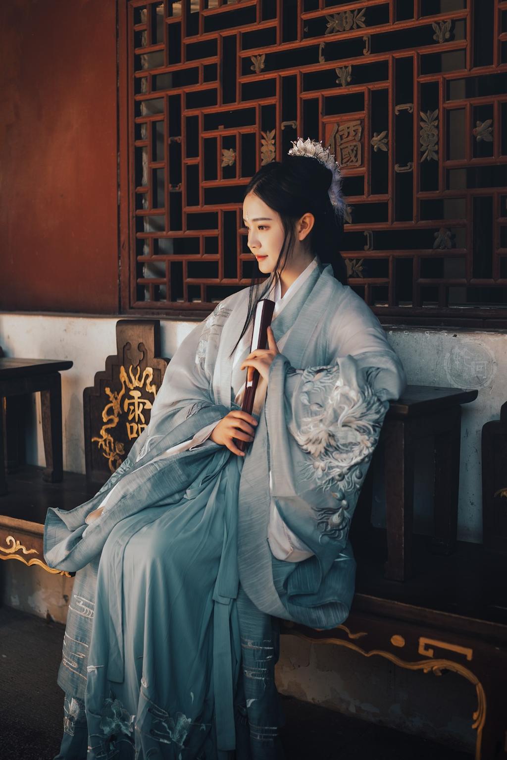 古装美女精致侧颜唯美逆光摄影