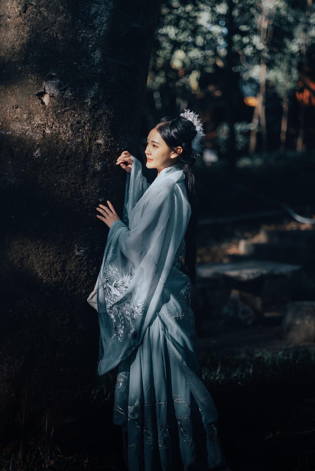 古装美女精致侧颜唯美逆光摄影