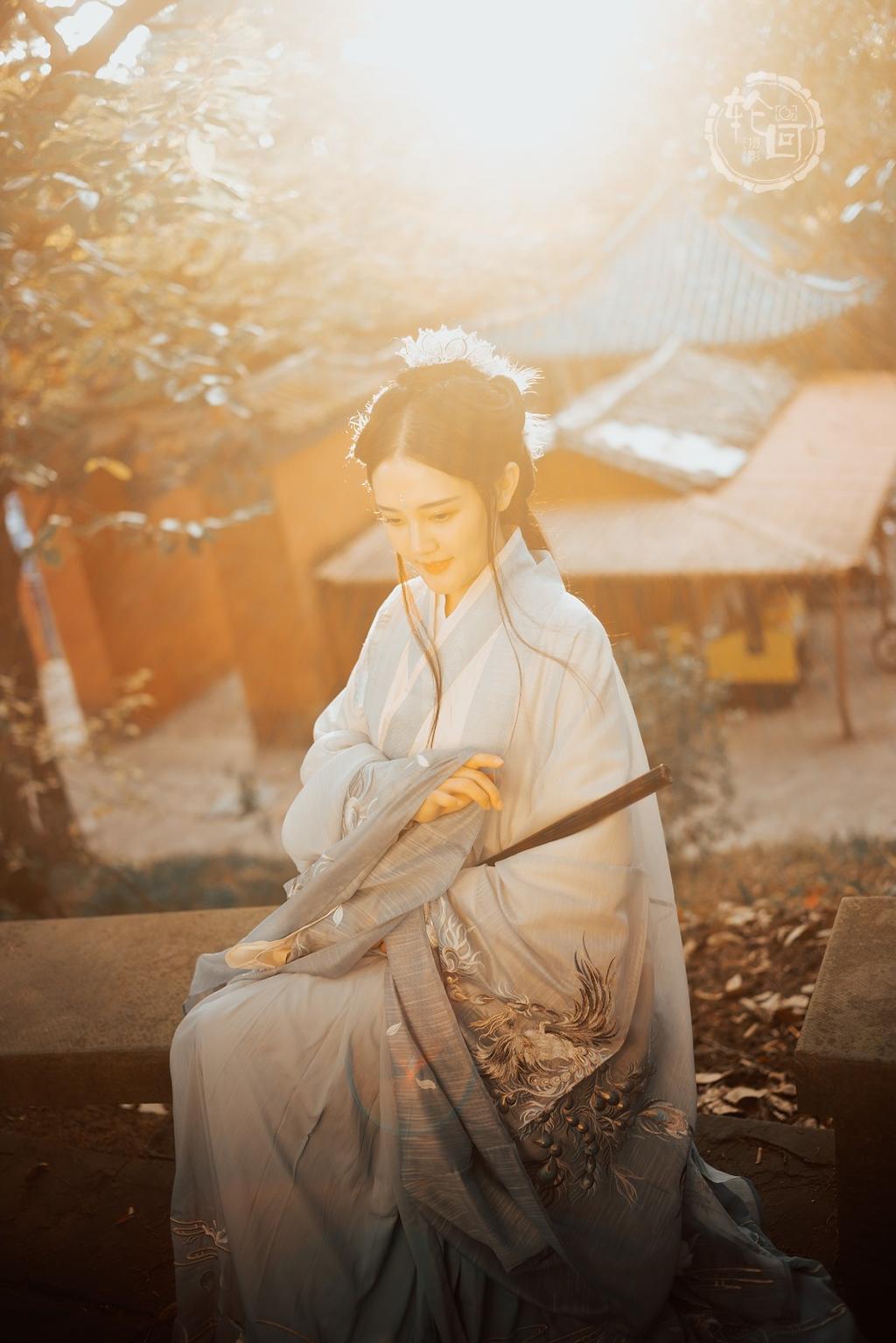 古装美女精致侧颜唯美逆光摄影