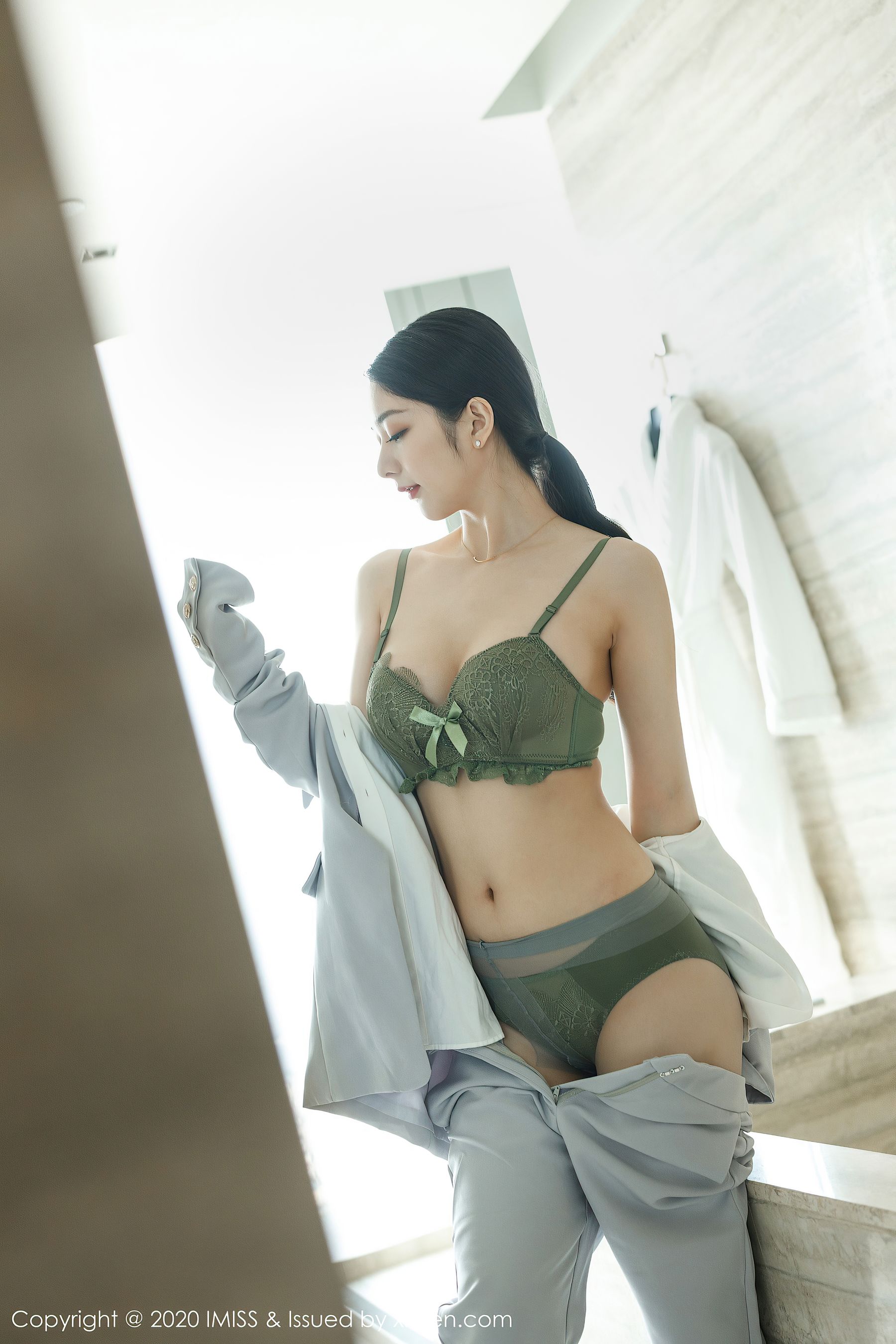 [爱蜜社IMiss] Vol.483 Angela小热巴 - 西装丝袜美腿