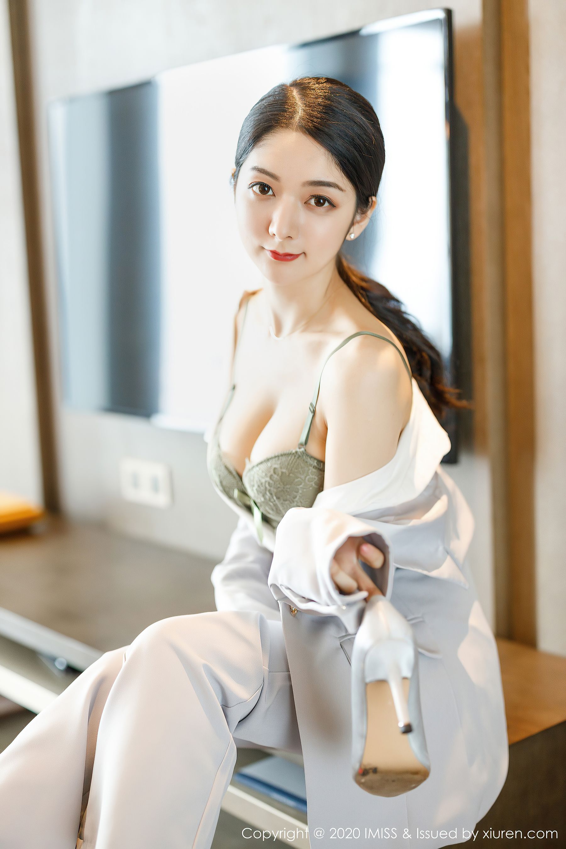 [爱蜜社IMiss] Vol.483 Angela小热巴 - 西装丝袜美腿