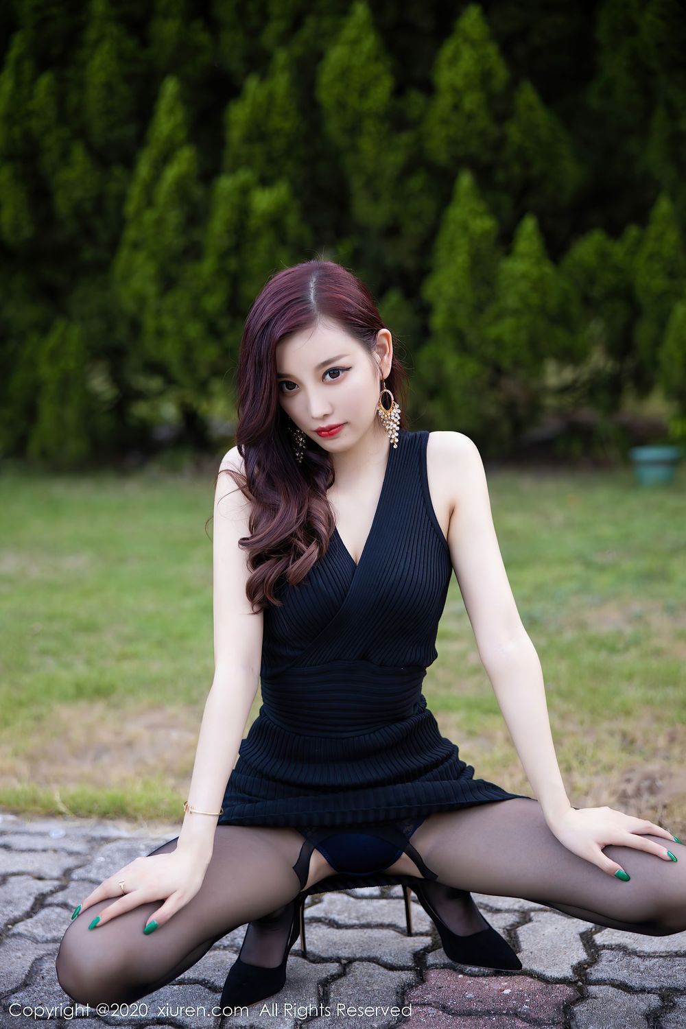[XiuRen秀人网] 性感女神杨晨晨sugar - 黑丝美腿与黑色吊裙松林拍摄 No.2648