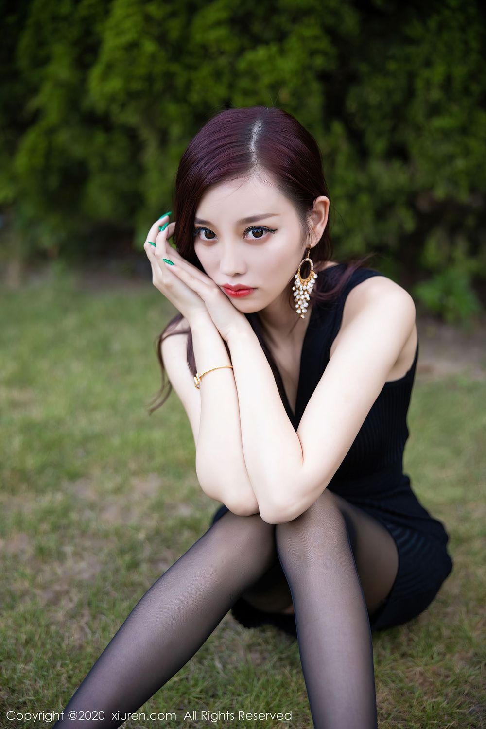[XiuRen秀人网] 性感女神杨晨晨sugar - 黑丝美腿与黑色吊裙松林拍摄 No.2648