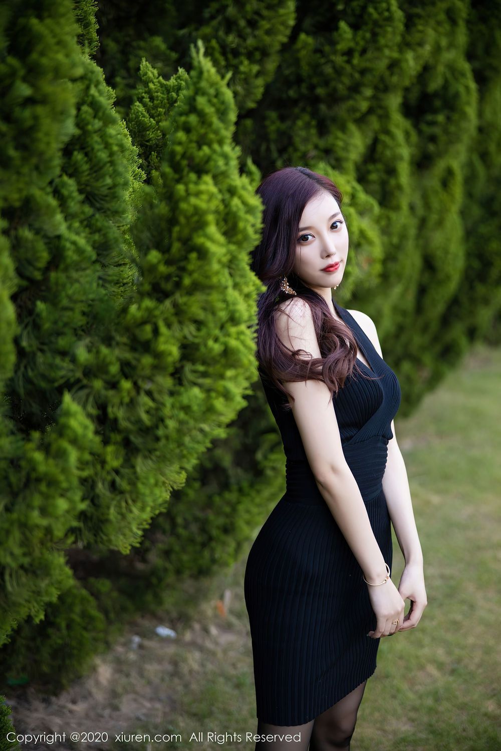 [XiuRen秀人网] 性感女神杨晨晨sugar - 黑丝美腿与黑色吊裙松林拍摄 No.2648