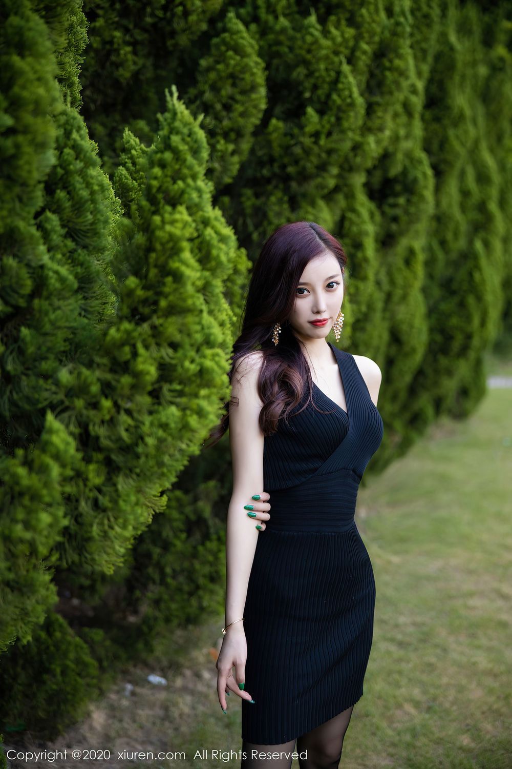 [XiuRen秀人网] 性感女神杨晨晨sugar - 黑丝美腿与黑色吊裙松林拍摄 No.2648