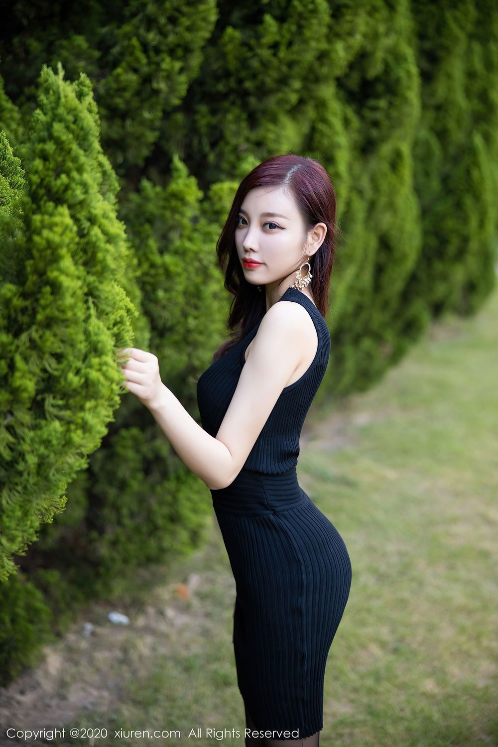 [XiuRen秀人网] 性感女神杨晨晨sugar - 黑丝美腿与黑色吊裙松林拍摄 No.2648