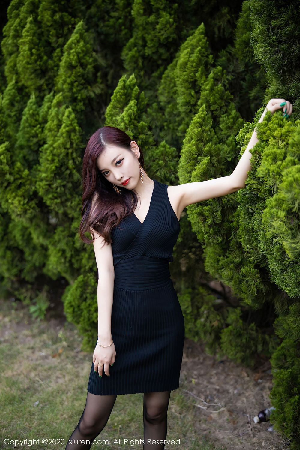 [XiuRen秀人网] 性感女神杨晨晨sugar - 黑丝美腿与黑色吊裙松林拍摄 No.2648