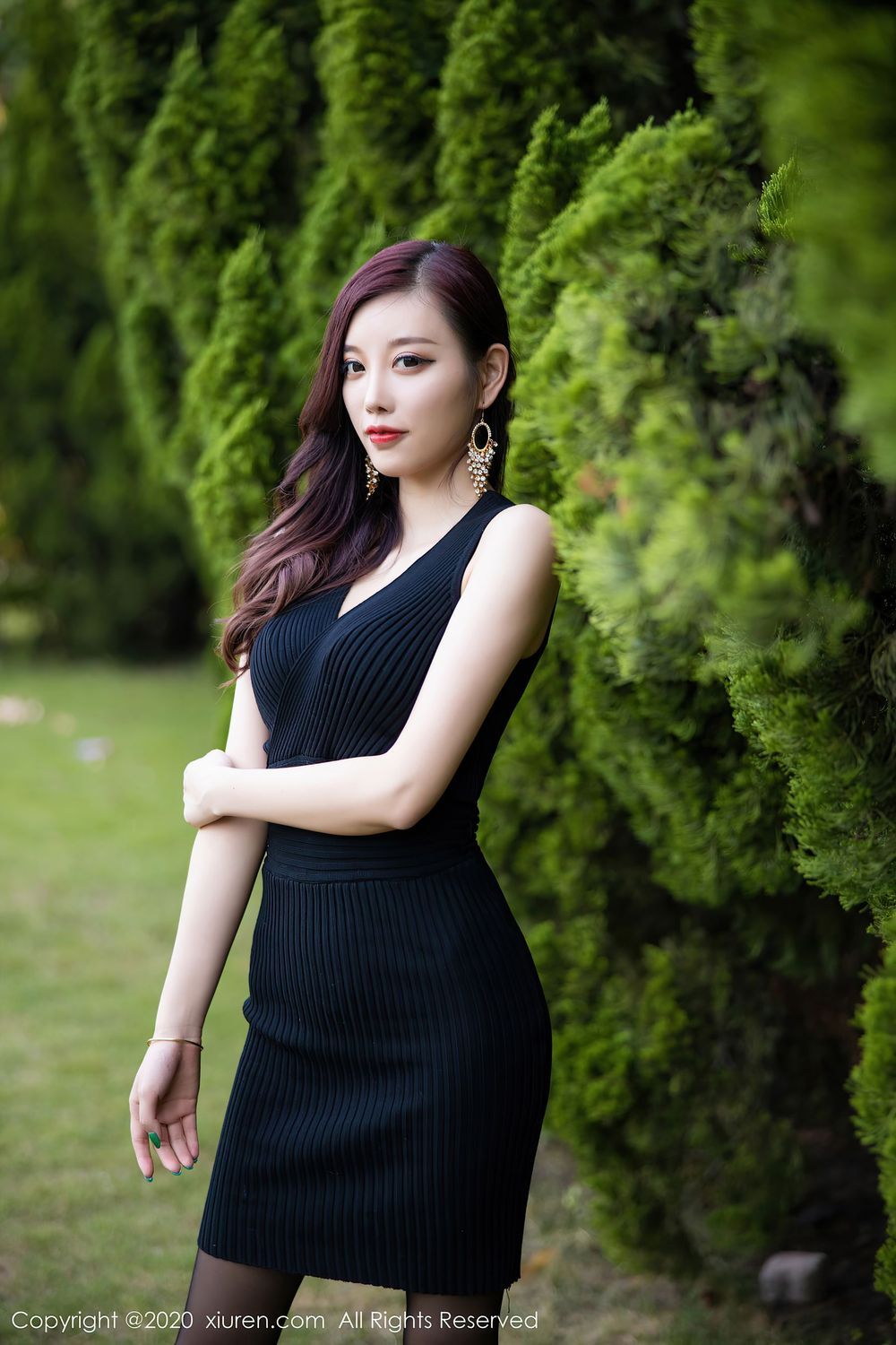 [XiuRen秀人网] 性感女神杨晨晨sugar - 黑丝美腿与黑色吊裙松林拍摄 No.2648