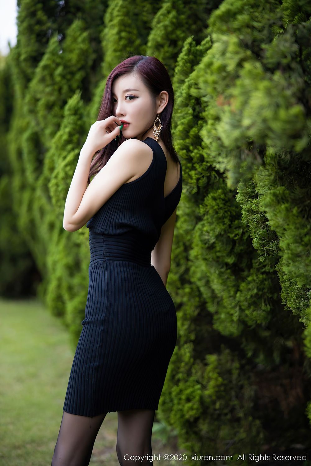 [XiuRen秀人网] 性感女神杨晨晨sugar - 黑丝美腿与黑色吊裙松林拍摄 No.2648
