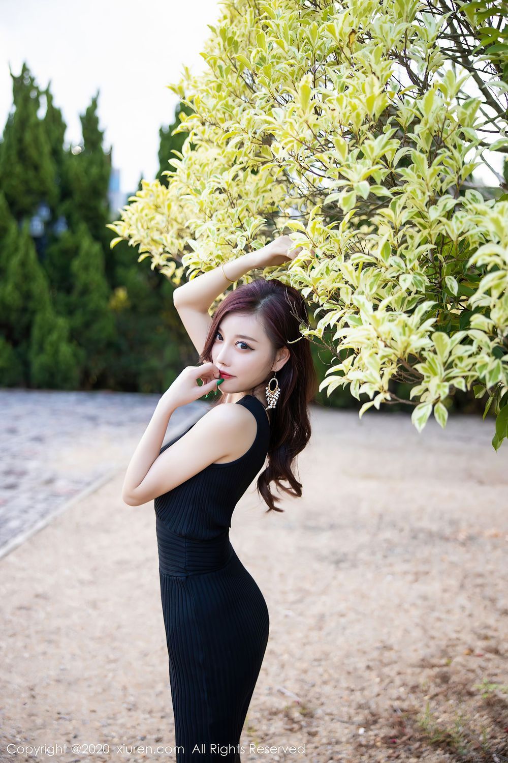 [XiuRen秀人网] 性感女神杨晨晨sugar - 黑丝美腿与黑色吊裙松林拍摄 No.2648