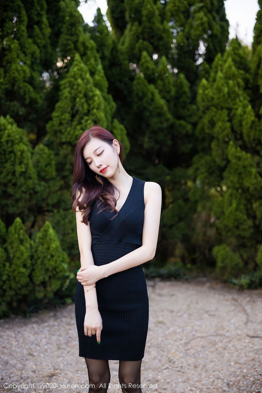 [XiuRen秀人网] 性感女神杨晨晨sugar - 黑丝美腿与黑色吊裙松林拍摄 No.2648