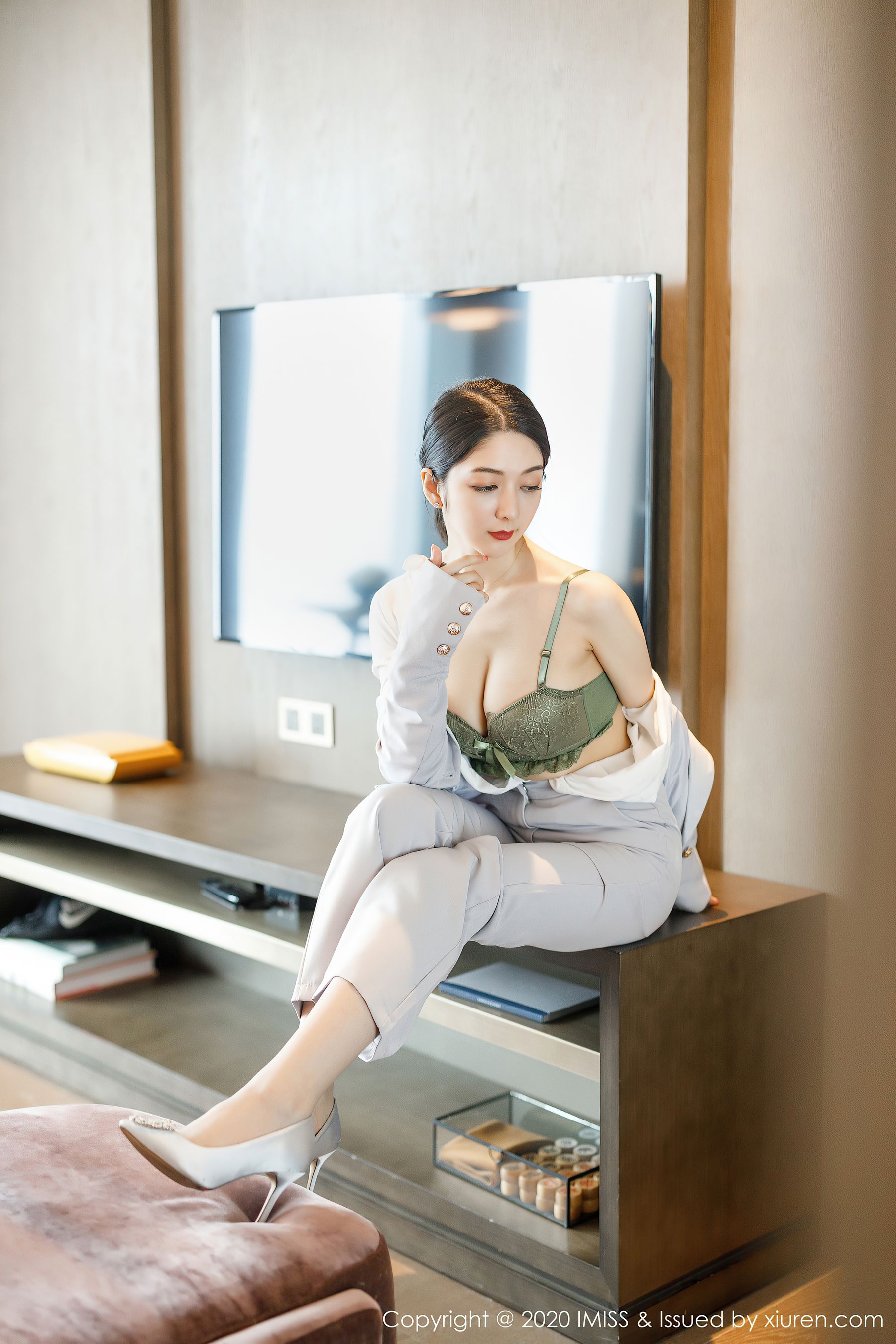 [爱蜜社IMiss] Vol.483 Angela小热巴 - 西装丝袜美腿