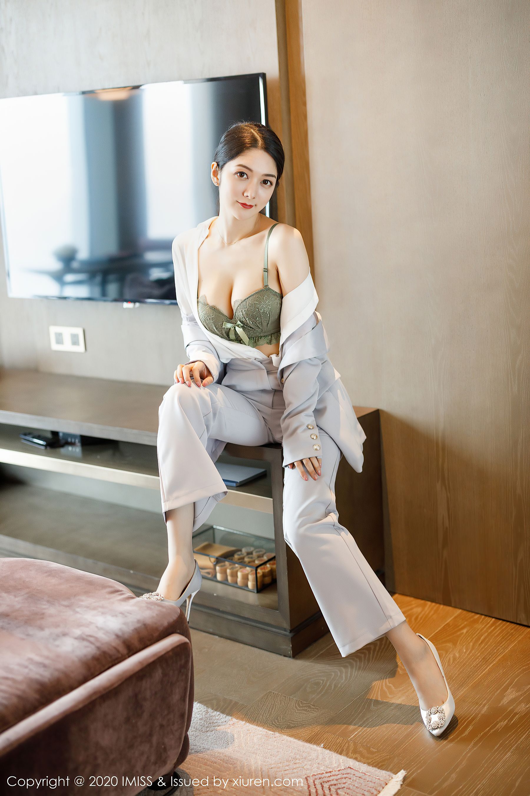 [爱蜜社IMiss] Vol.483 Angela小热巴 - 西装丝袜美腿