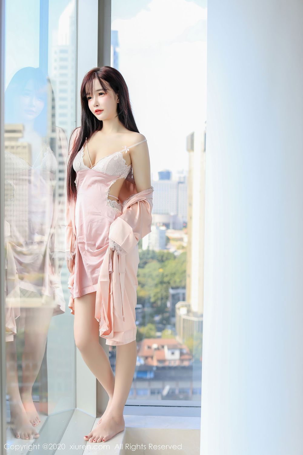 [XiuRen秀人网] 新人模特南初妹妹 - 曼妙身材粉色吊裙首套写真 No.2666