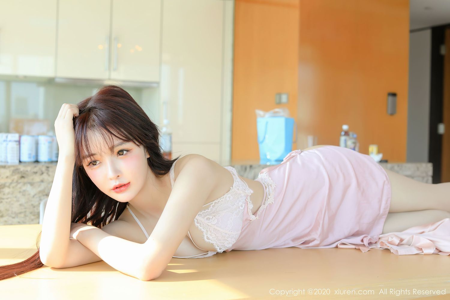 [XiuRen秀人网] 新人模特南初妹妹 - 曼妙身材粉色吊裙首套写真 No.2666