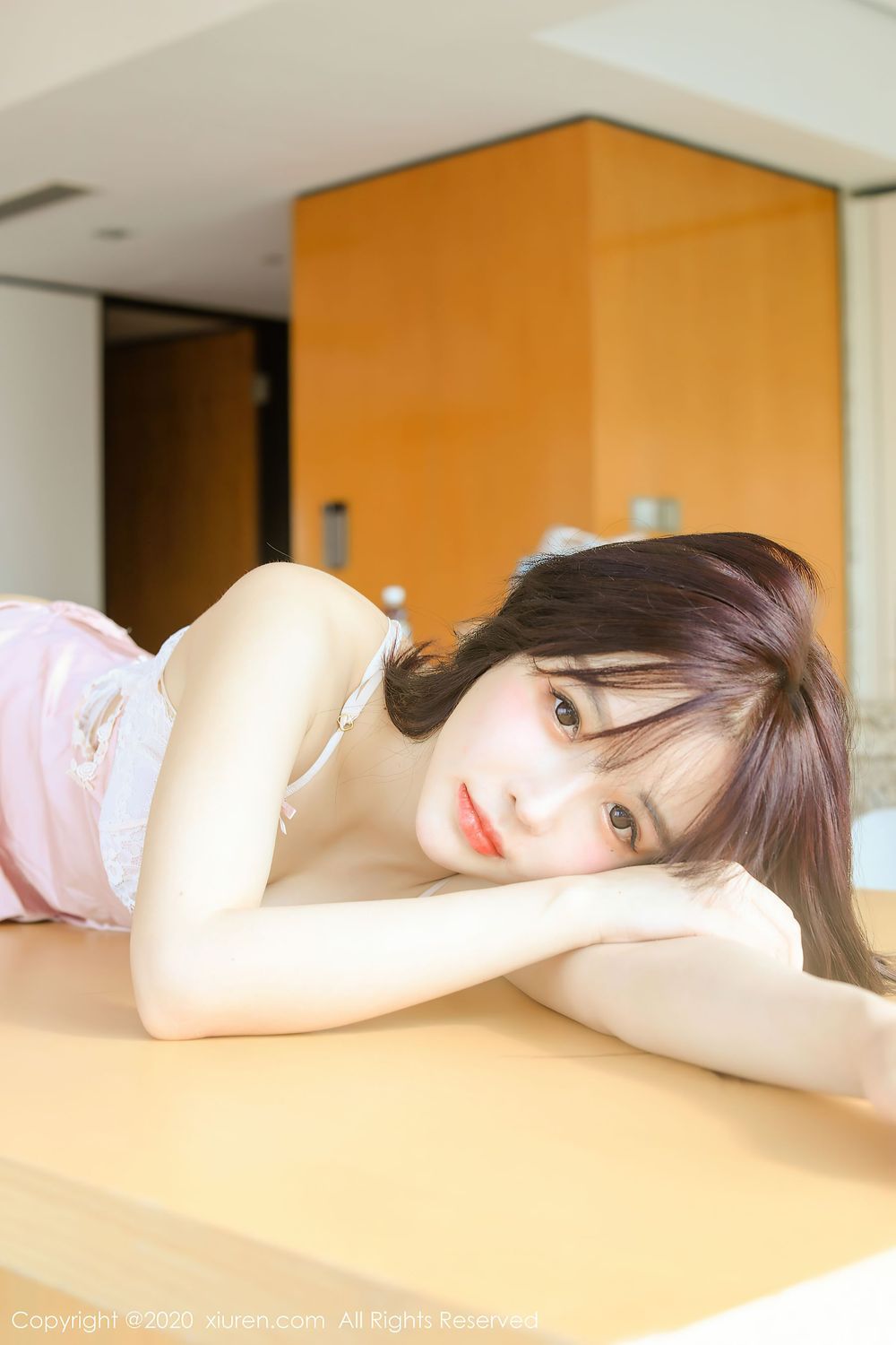 [XiuRen秀人网] 新人模特南初妹妹 - 曼妙身材粉色吊裙首套写真 No.2666