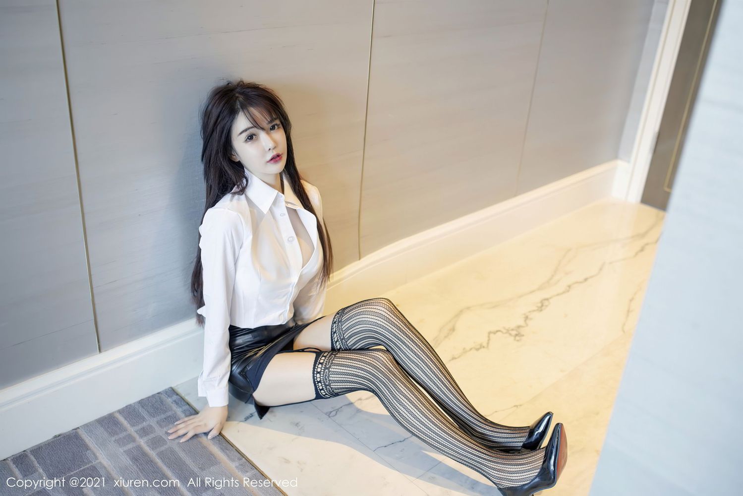 [XiuRen秀人网] 新人模特南初妹妹 - 白衬衫黑丝美腿职场OL装扮写真 No.2976