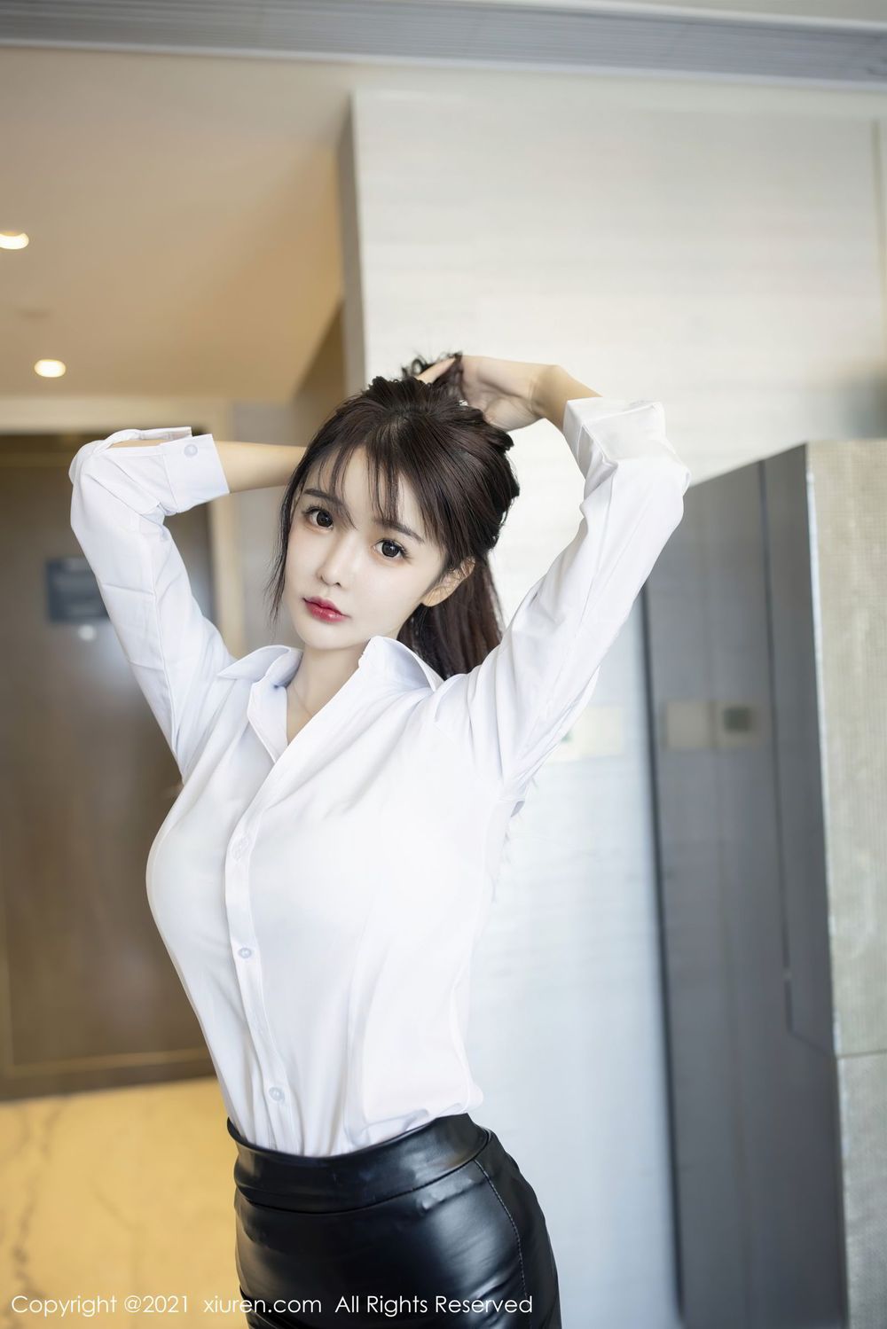 [XiuRen秀人网] 新人模特南初妹妹 - 白衬衫黑丝美腿职场OL装扮写真 No.2976