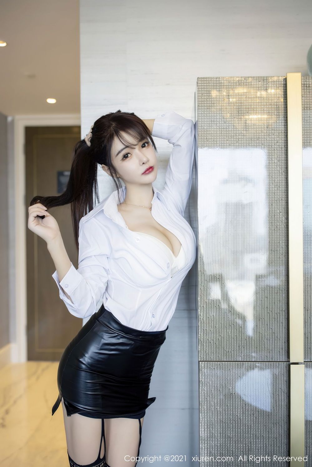 [XiuRen秀人网] 新人模特南初妹妹 - 白衬衫黑丝美腿职场OL装扮写真 No.2976