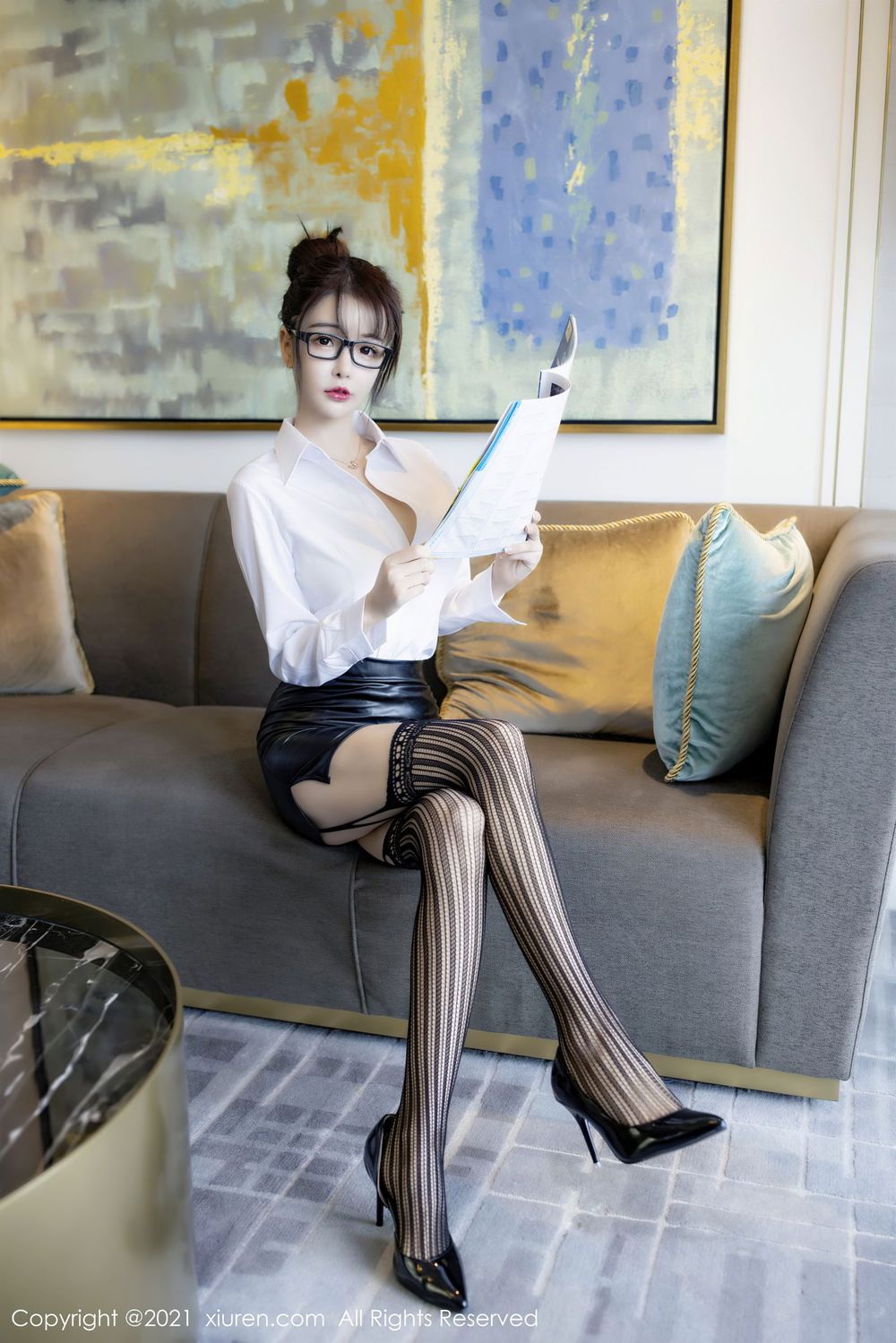 [XiuRen秀人网] 新人模特南初妹妹 - 白衬衫黑丝美腿职场OL装扮写真 No.2976