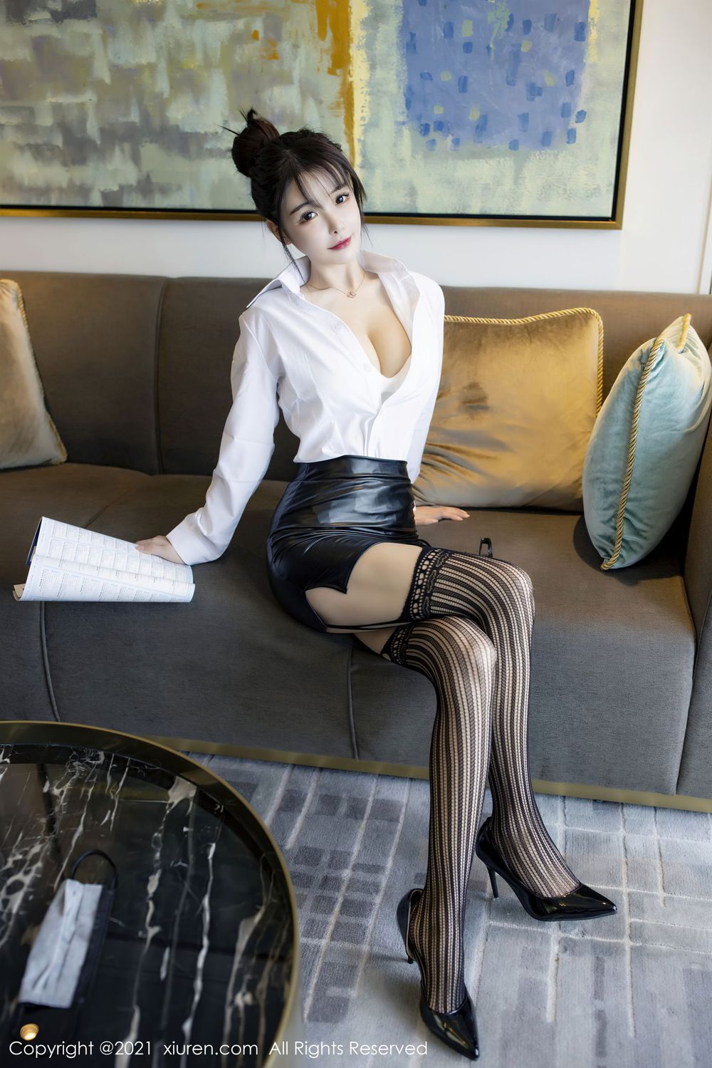 [XiuRen秀人网] 新人模特南初妹妹 - 白衬衫黑丝美腿职场OL装扮写真 No.2976