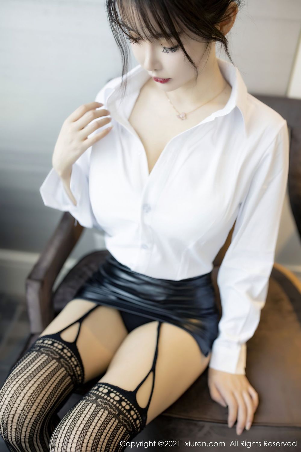 [XiuRen秀人网] 新人模特南初妹妹 - 白衬衫黑丝美腿职场OL装扮写真 No.2976