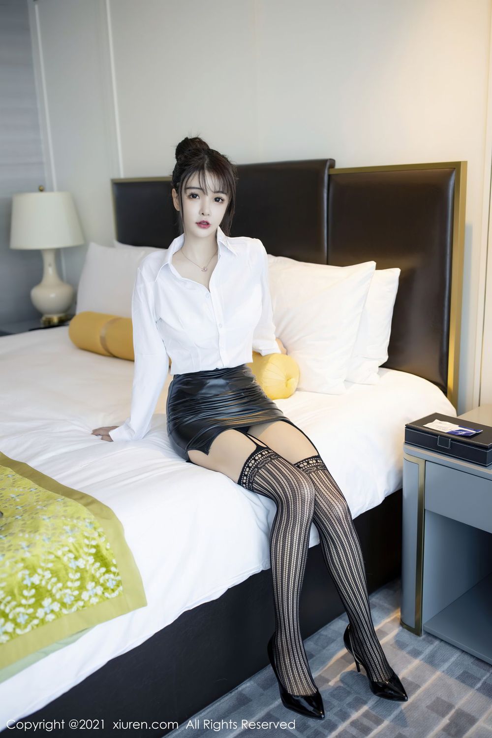 [XiuRen秀人网] 新人模特南初妹妹 - 白衬衫黑丝美腿职场OL装扮写真 No.2976