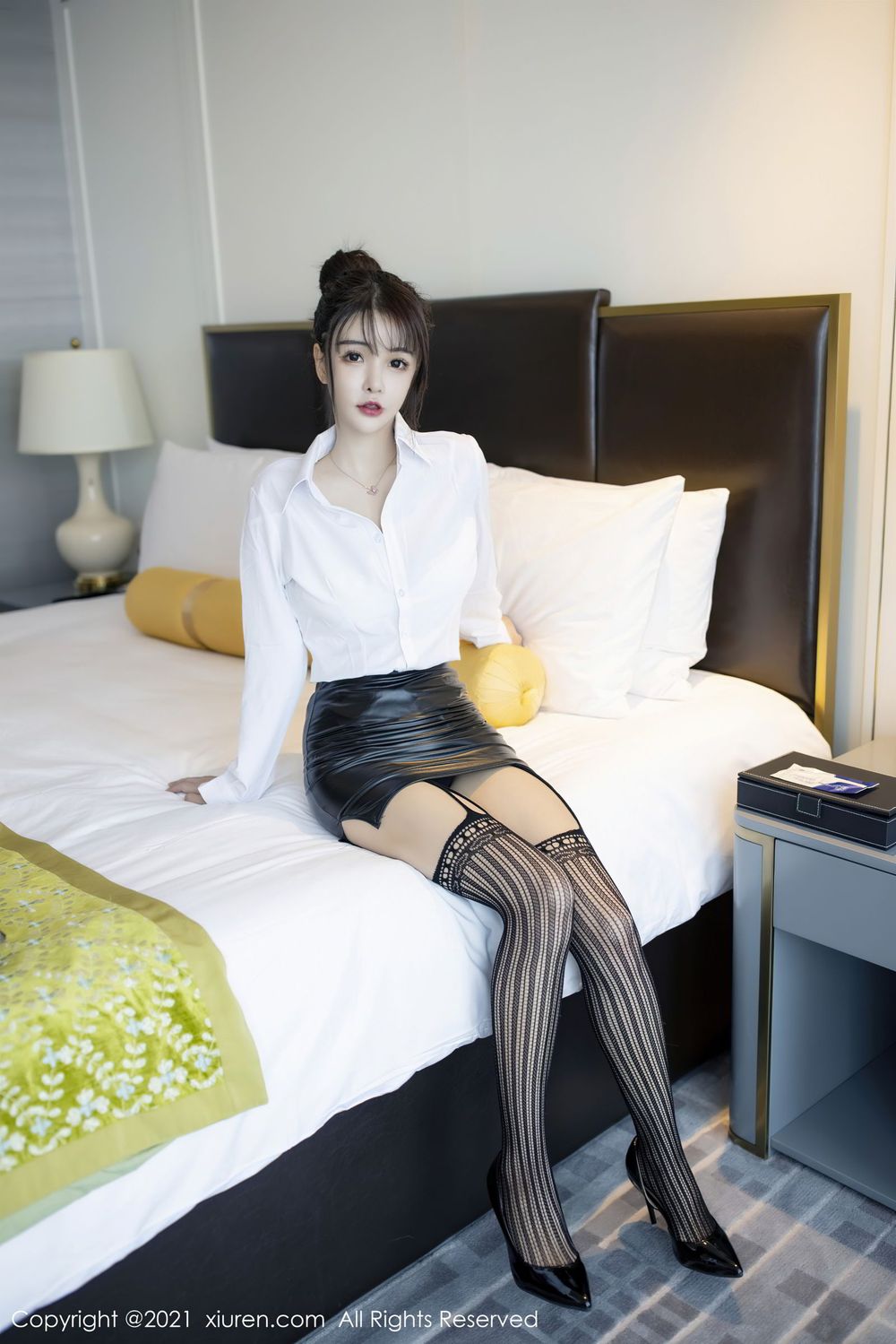 [XiuRen秀人网] 新人模特南初妹妹 - 白衬衫黑丝美腿职场OL装扮写真 No.2976