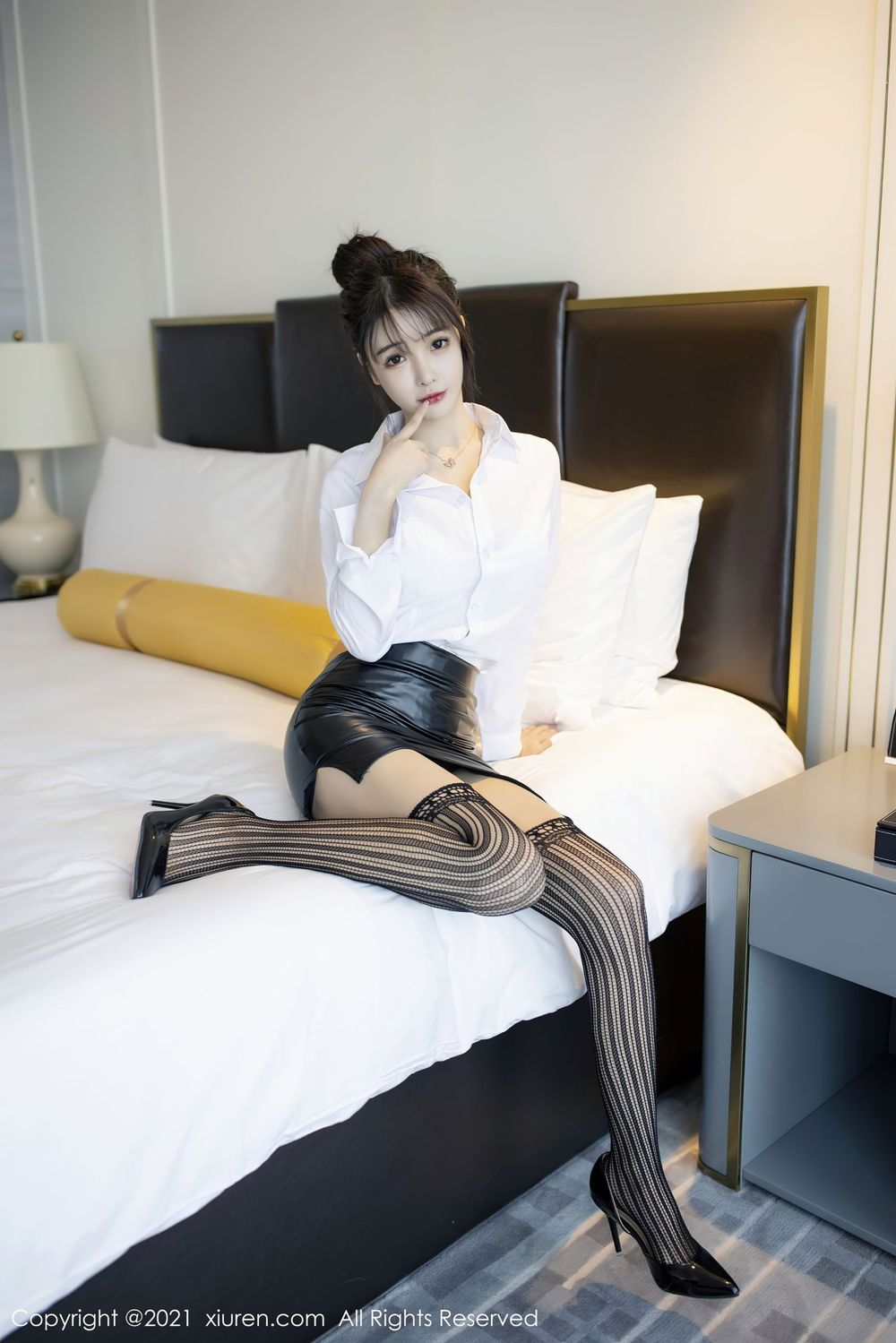 [XiuRen秀人网] 新人模特南初妹妹 - 白衬衫黑丝美腿职场OL装扮写真 No.2976