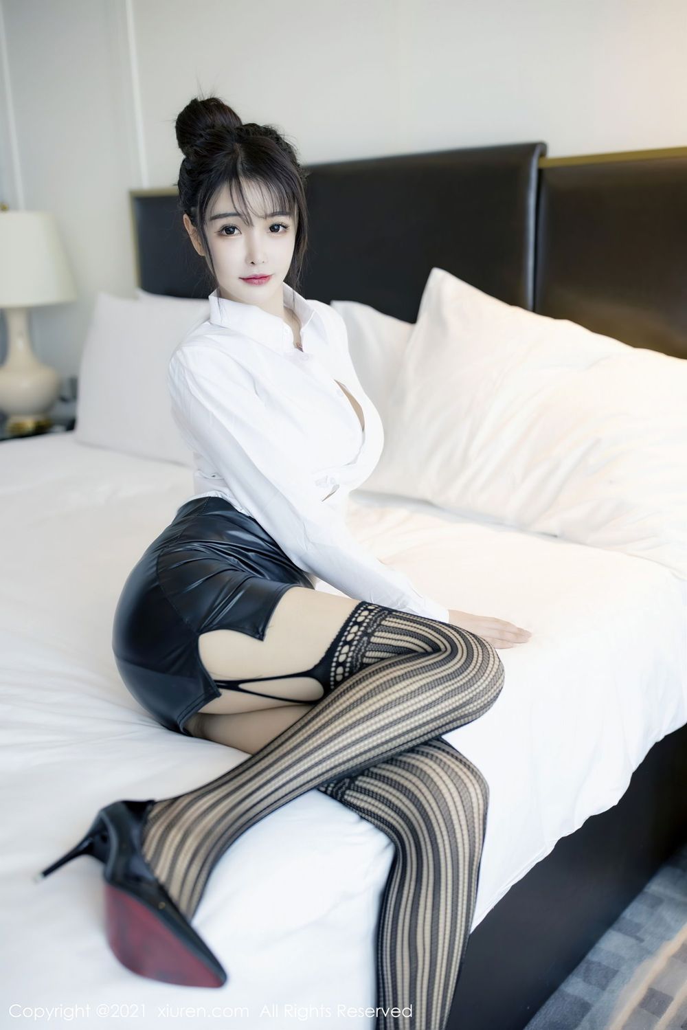 [XiuRen秀人网] 新人模特南初妹妹 - 白衬衫黑丝美腿职场OL装扮写真 No.2976