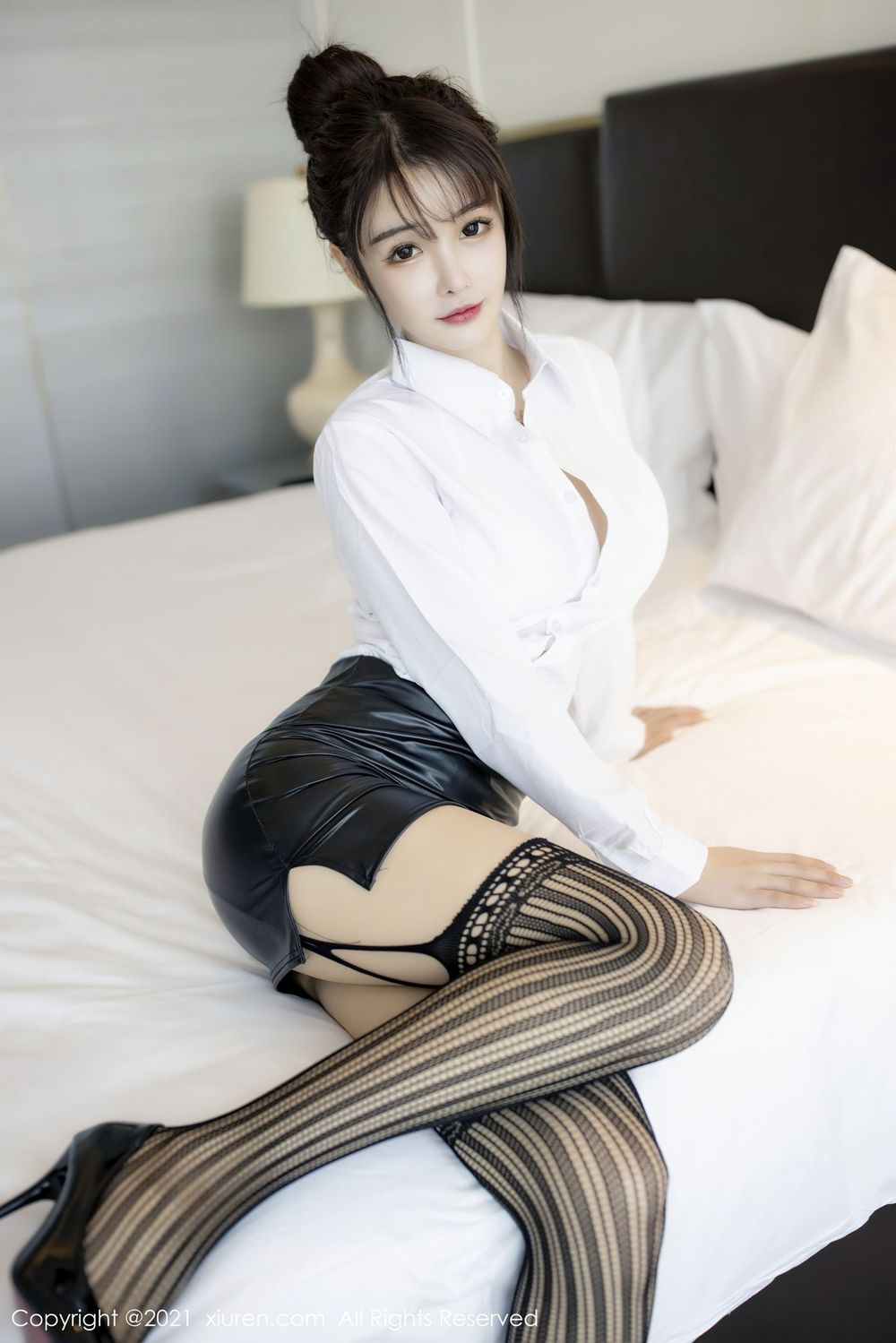 [XiuRen秀人网] 新人模特南初妹妹 - 白衬衫黑丝美腿职场OL装扮写真 No.2976