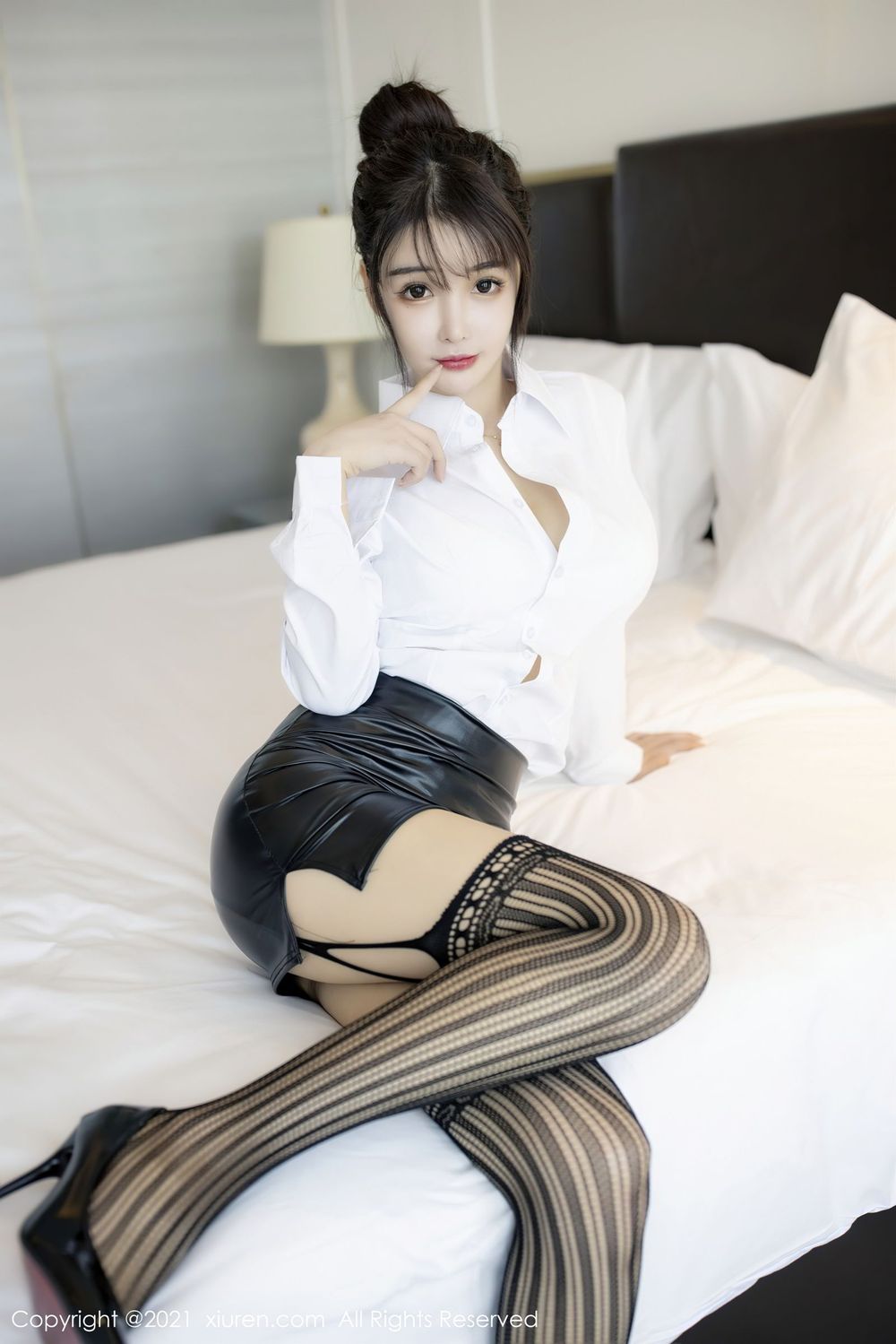 [XiuRen秀人网] 新人模特南初妹妹 - 白衬衫黑丝美腿职场OL装扮写真 No.2976