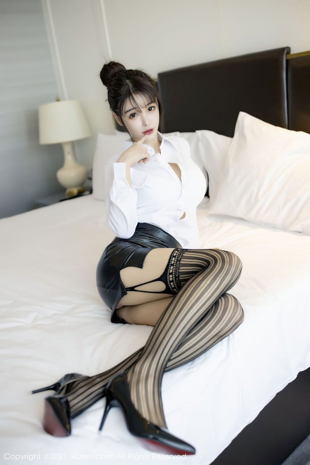 [XiuRen秀人网] 新人模特南初妹妹 - 白衬衫黑丝美腿职场OL装扮写真 No.2976