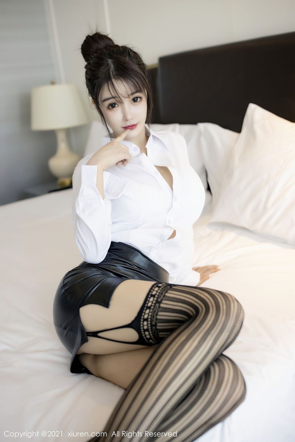 [XiuRen秀人网] 新人模特南初妹妹 - 白衬衫黑丝美腿职场OL装扮写真 No.2976