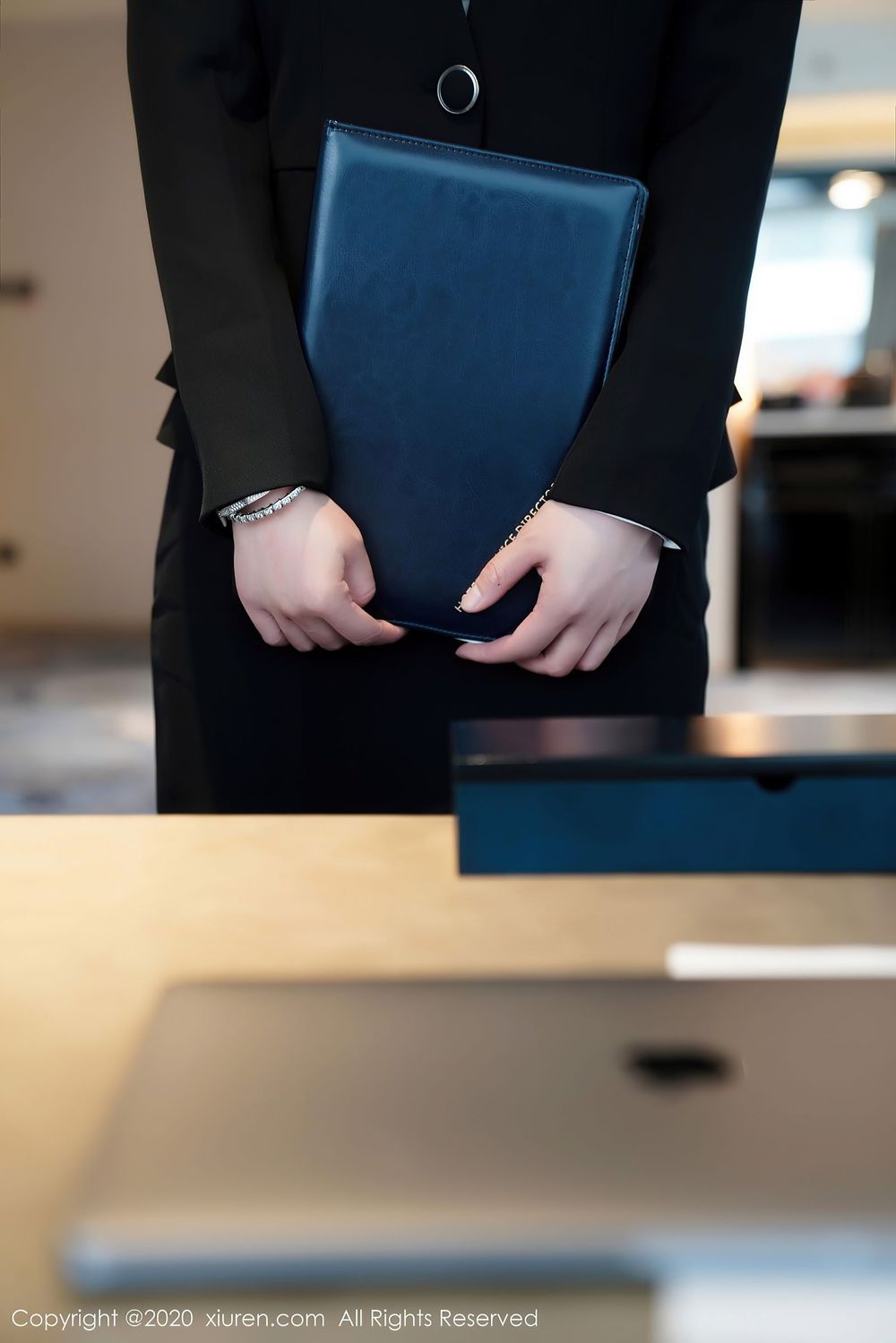 [XiuRen秀人网] 美女模特fairy如歌 - 丝袜美腿职场OL秘书剧情写真 No.2901