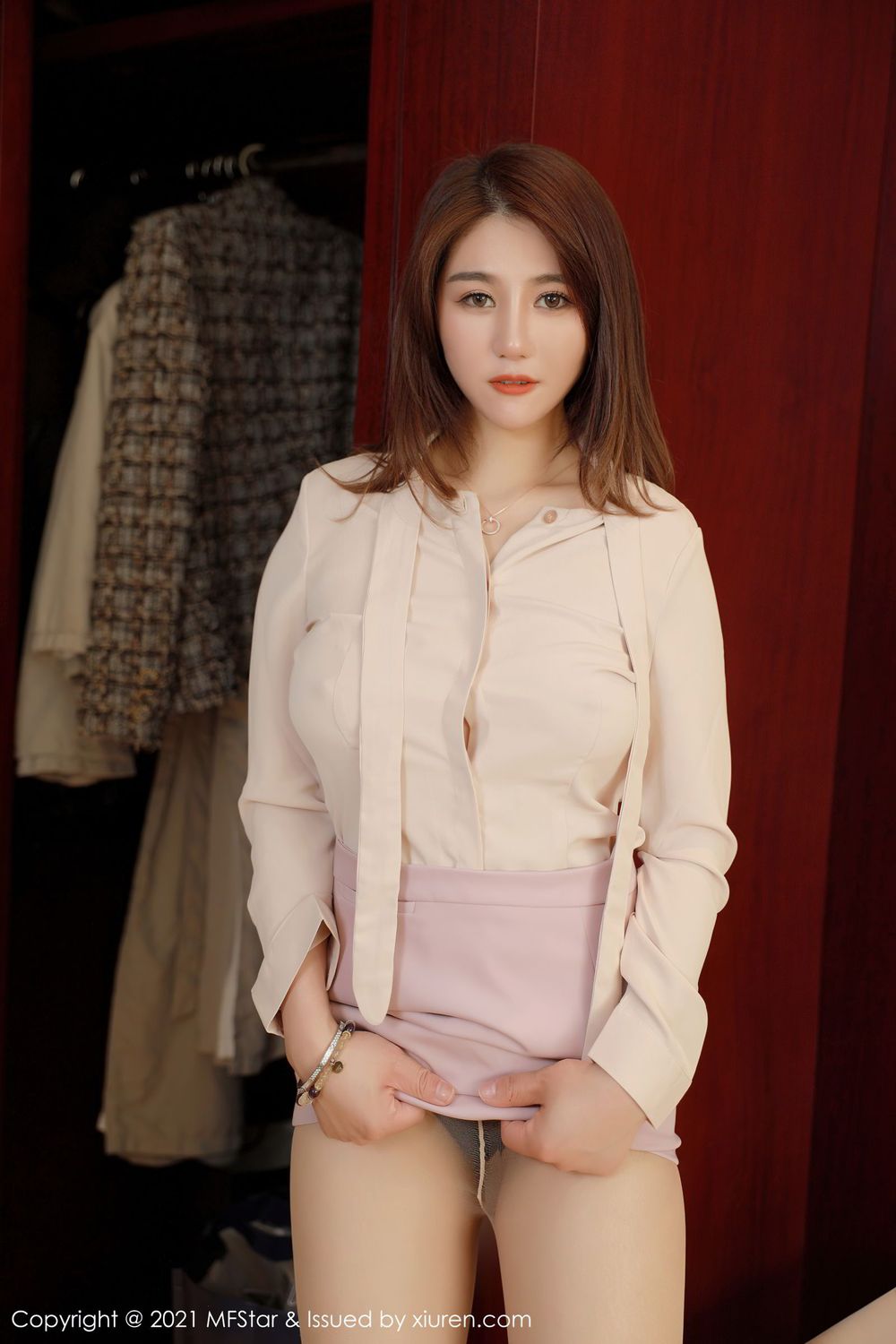 [MFStar模范学院] 美女模特fairy如歌 - 粉色职场西装与丝足美腿系列写真 VOL.444