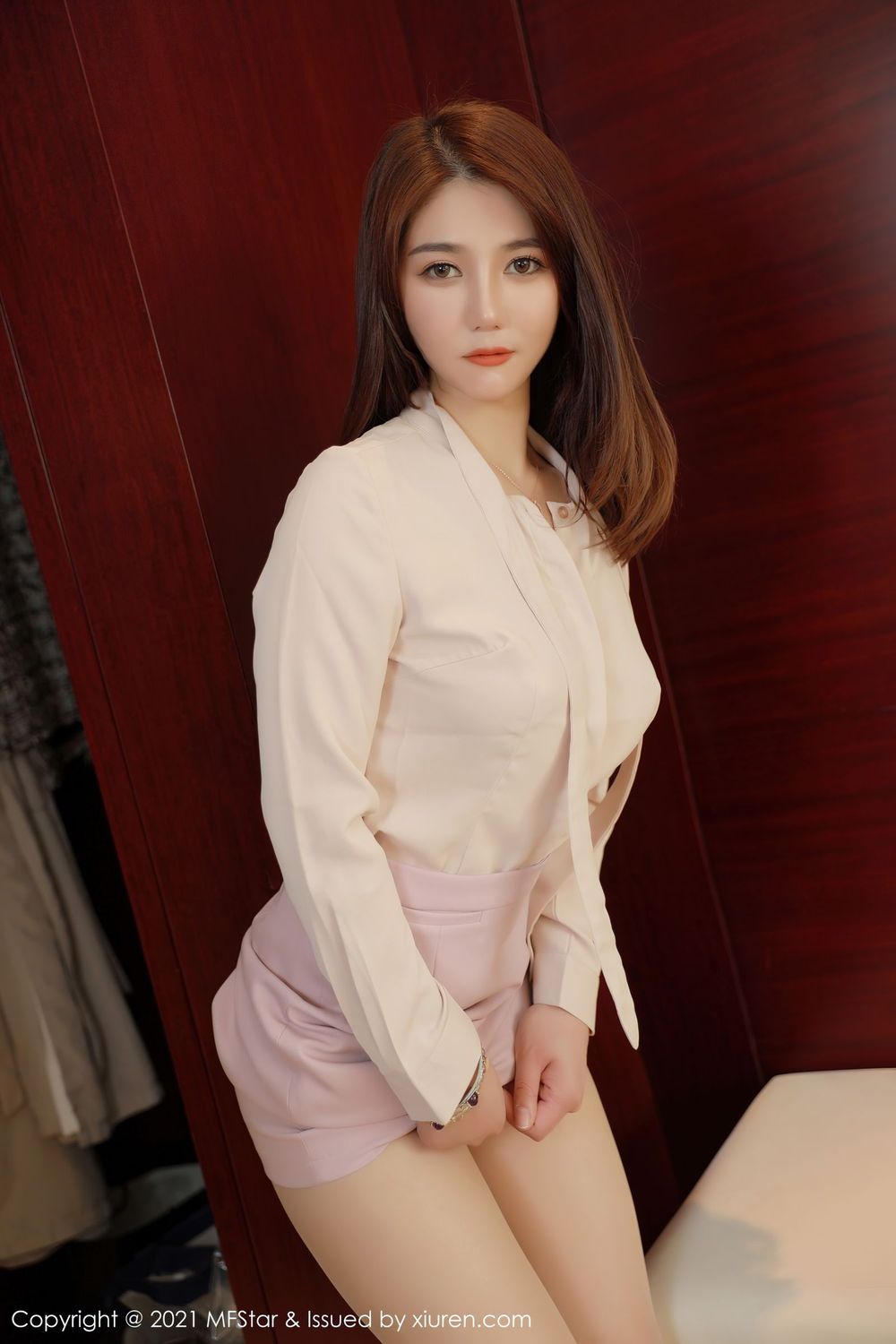 [MFStar模范学院] 美女模特fairy如歌 - 粉色职场西装与丝足美腿系列写真 VOL.444