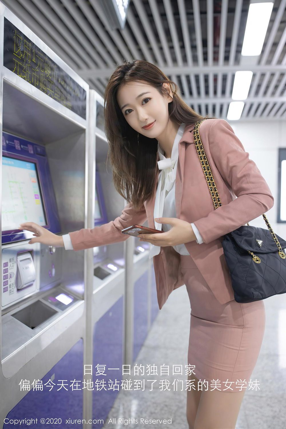 [XiuRen秀人网] 美女模特唐安琪 - 地铁学妹丝袜美腿系列性感套图 No.2865